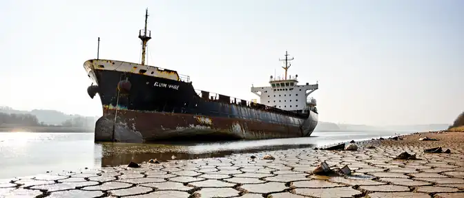 Призраки прошлого на дне рек: европейские артерии обнажают затонувшие суда из-за засухи